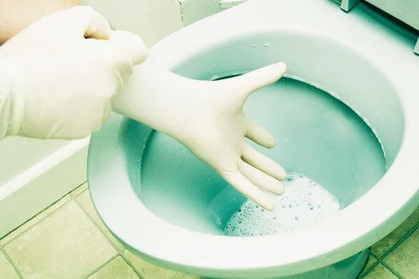 Как очистить туалет от мочевых камней с помощью домашних средств