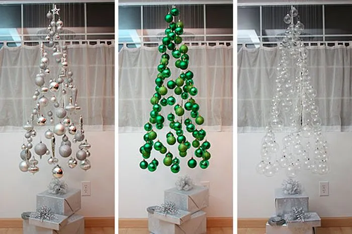 Плавающая рождественская елка с воздушными шарами