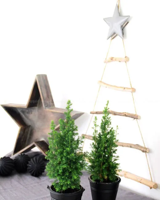 Рождественская елка с ветками и веревками