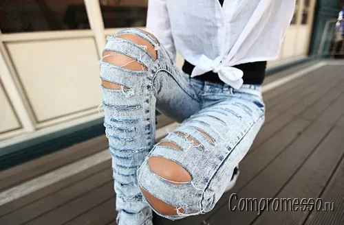 Порванные джинсы - забава для молодых или нечто большее?