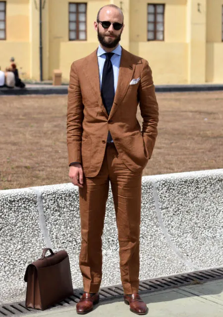 Коричневый костюм и коричневые туфли