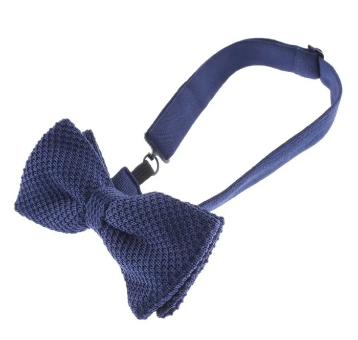 Предварительно завязанный галстук-бабочка или 
