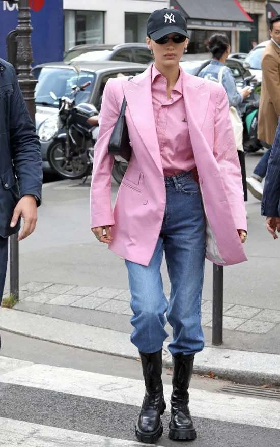 Белла Хадид в строгих сапогах, джинсах и куртке