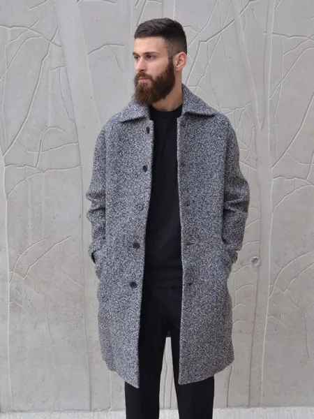 Мужчина в сером пальто с козлиной бородкой
