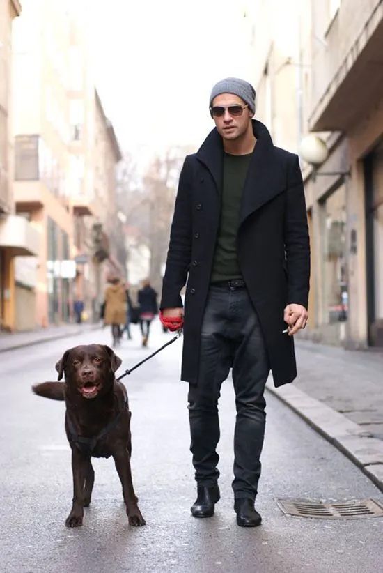 Мужчина в черном пальто и собака