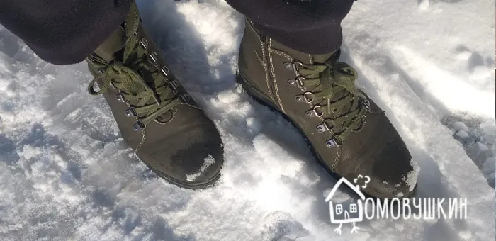 Нога в зимнем ботинке на скользком снегу