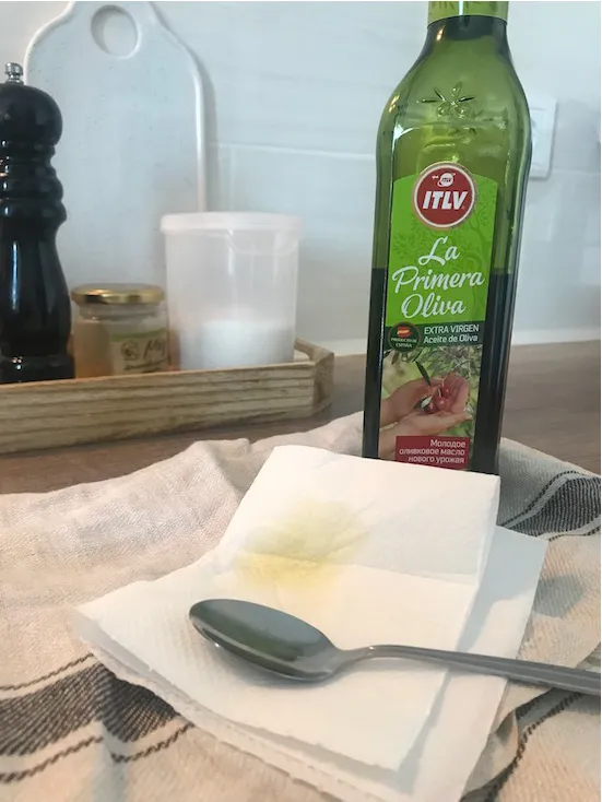 Ложка для чистки с оливковым маслом
