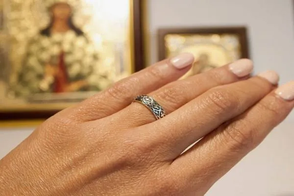 Обручальное кольцо жены на фоне православной фотографии.