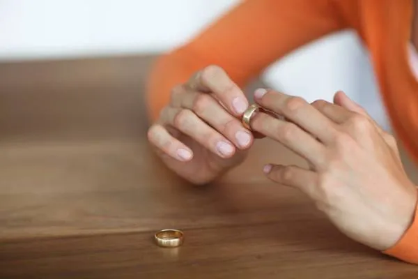 Вдовы должны носить свое обручальное кольцо, на каком бы пальце оно ни было.
