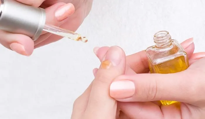 Как укрепить многоуровневые ногти, втирая масло в ногти