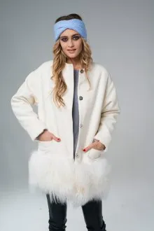 Белое пальто с мехом по низу