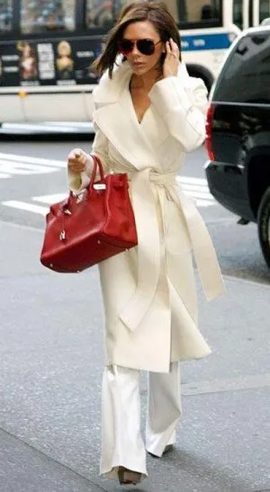 Уличный стиль Виктории Бекхэм: белое пальто - красная сумка