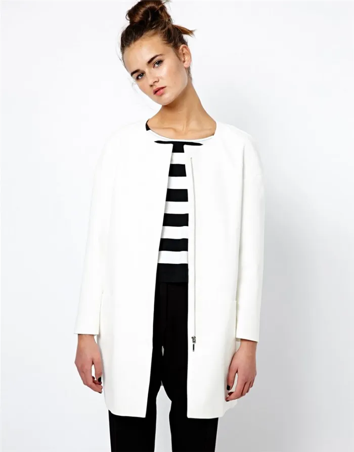 Белое летнее пальто с черно-белой одеждой
