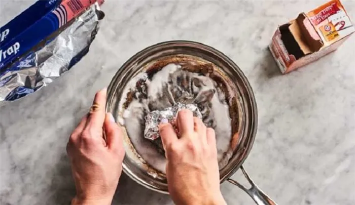 Как очистить пригоревшую сковороду - соскоблить фольгой