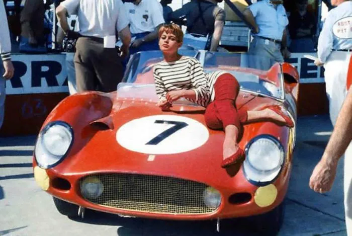 Бриджит Бардо на капоте Ferrari, 1960 год.