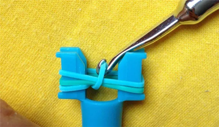 Процедура работы с рогаткой аналогична процедуре плетения пальцами.
