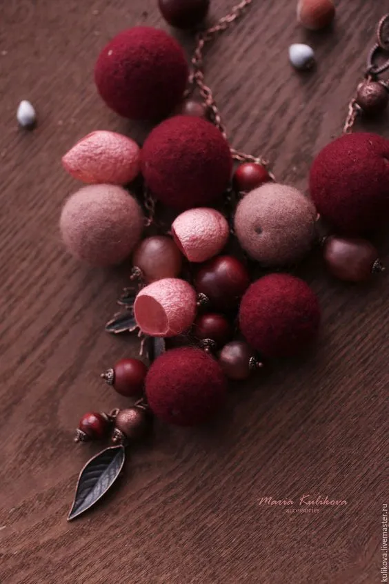 Ожерелье из бусин, кокоса шелкопряда и шариков шерсти