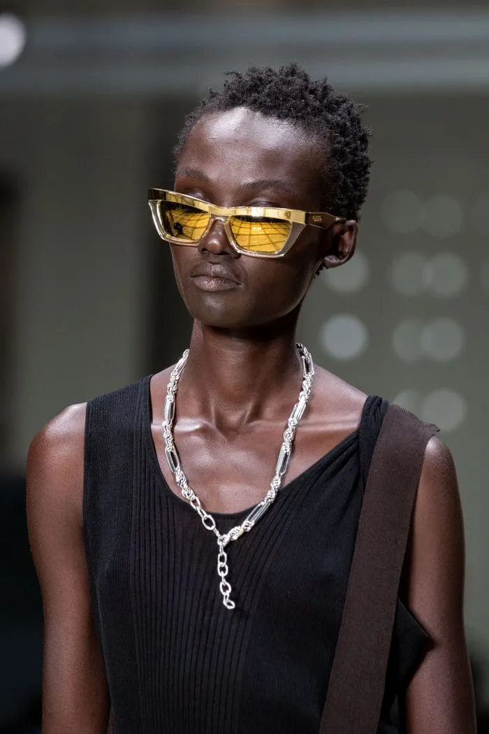 Стильные женские солнцезащитные очки для путешественников из коллекции Bottega Veneta 2020.