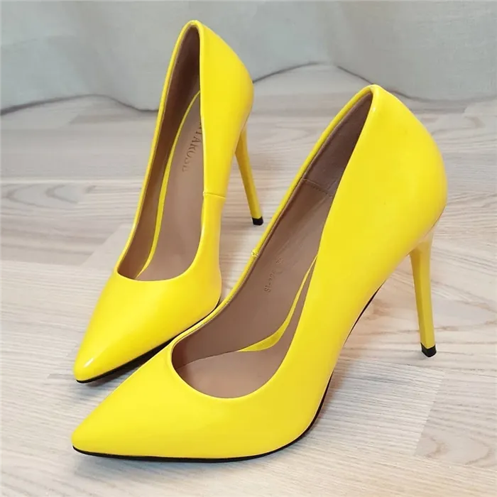Желтые сандалии