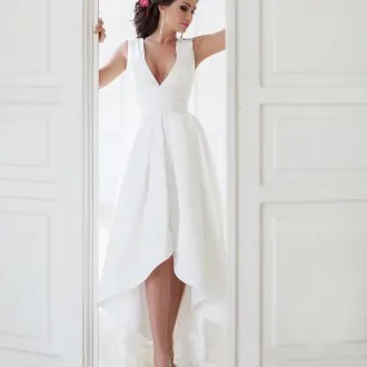 Надувное платье и белые свадебные туфли
