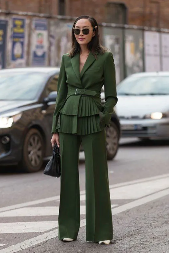 Что носят женщины с зелеными брюками?