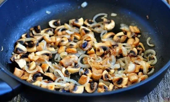 Обжарьте на гриле грибы и лук.