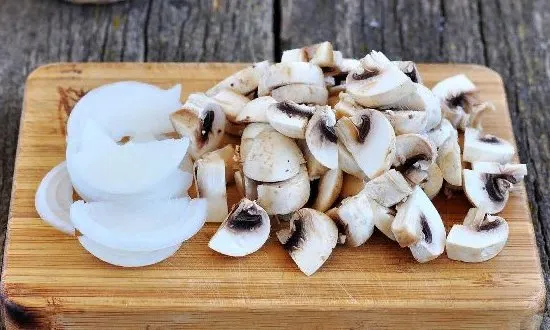 Нарежьте лук и грибы.