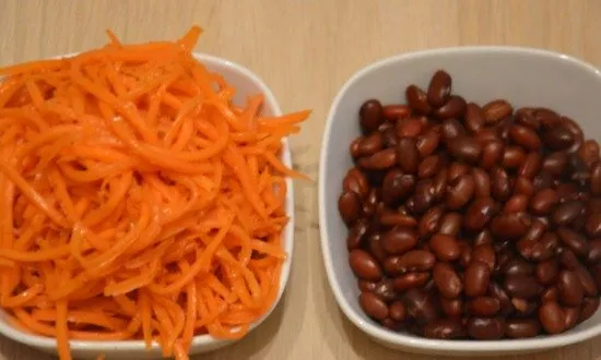 Подготовьте морковь и горох.