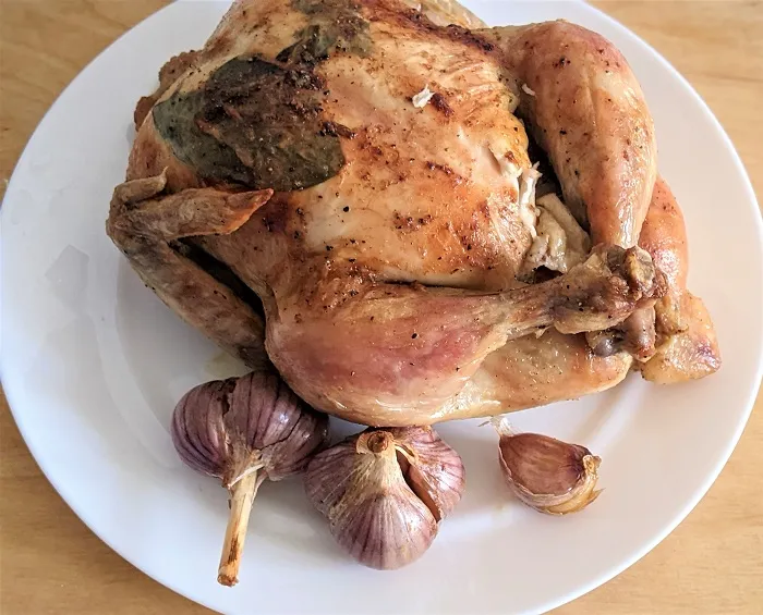 Курица, приготовленная с цельным чесноком