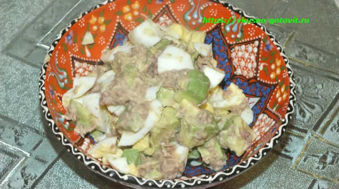 Салат из тунца, авокадо и яиц