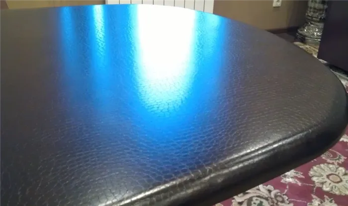 Лента на поверхности стола