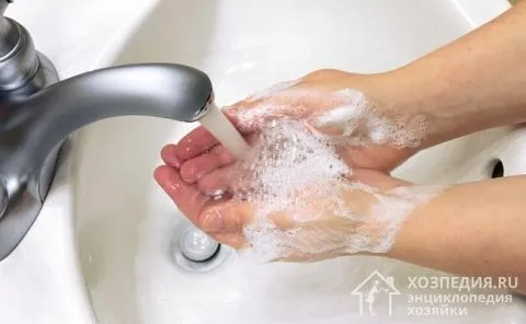 В случае остатков клея тщательное мытье рук с мылом и раствором соды и пемзы поможет удалить клей с кожи.