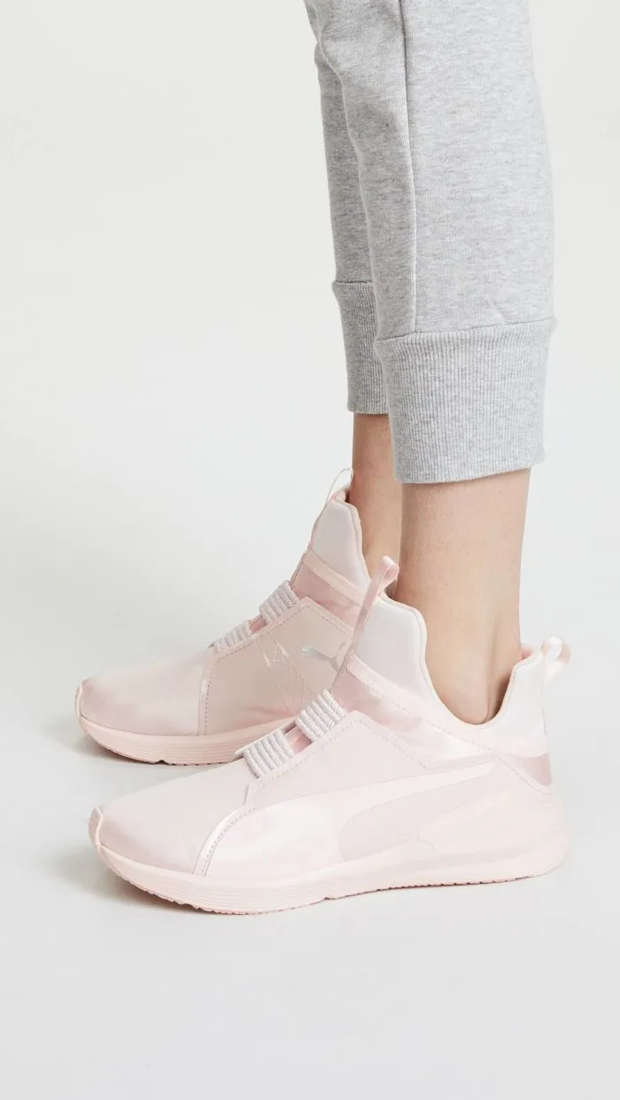 Женская обувь весна/лето 2021: розовые кроссовки