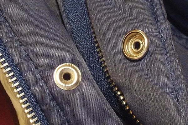 Брошь с кольцом на пиджаке