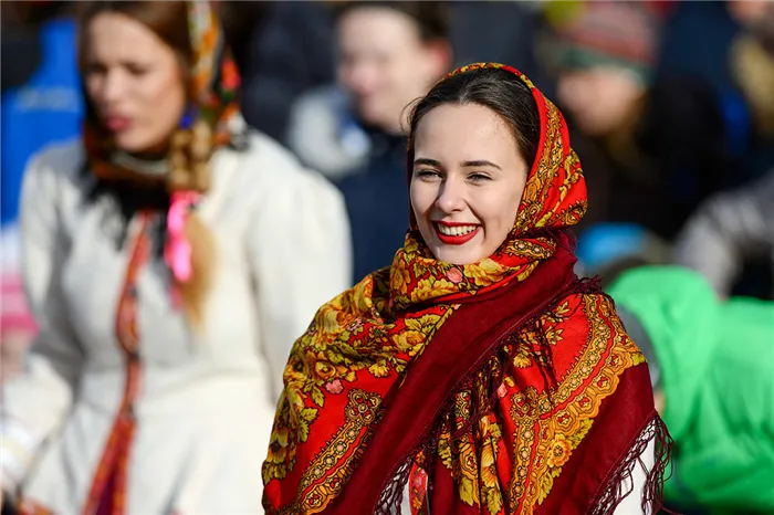 Участники празднования Масленицы на площади Революции в Москве.