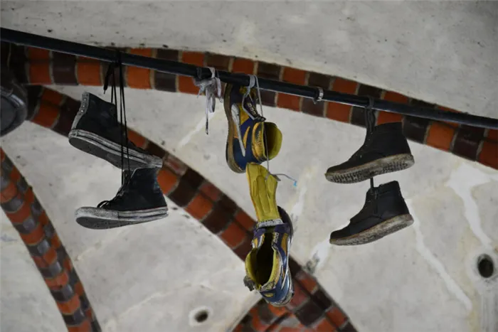 Фото: 6 теорий, объясняющих странную привычку вешать обувь на провода #4-BigPicture.gr