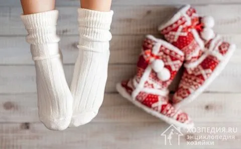 В зависимости от ткани носков выбирайте способ и средство очистки