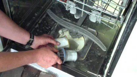 Как правильно извлечь сливной фильтр из бункера посудомоечной машины