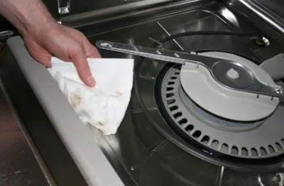 Для предотвращения образования плесени в посудомоечной машине ее необходимо вытирать насухо.