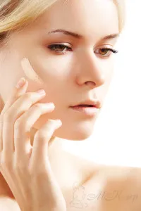 Изображение того, как использовать спонж для макияжа