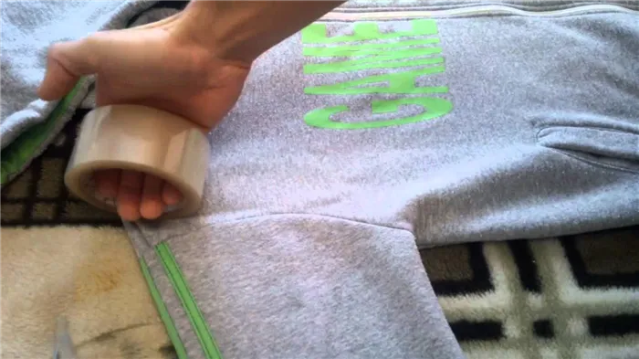 Очистка одежды от шерсти с помощью клейкой ленты