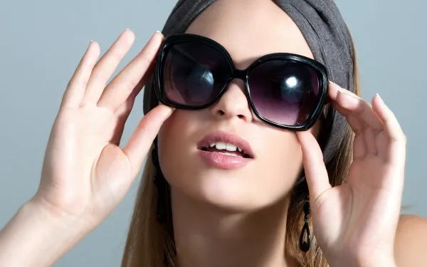 Очки и солнцезащитные очки, адаптированные к форме лица зрячих женщин. Правила. Современные инновации 2022.