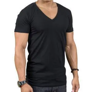 Черная футболка с V-образным воротником
