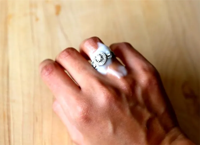 Как снять кольцо с пальца с помощью мыла, жира или масла