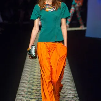 Оранжевые брюки с зеленой блузкой