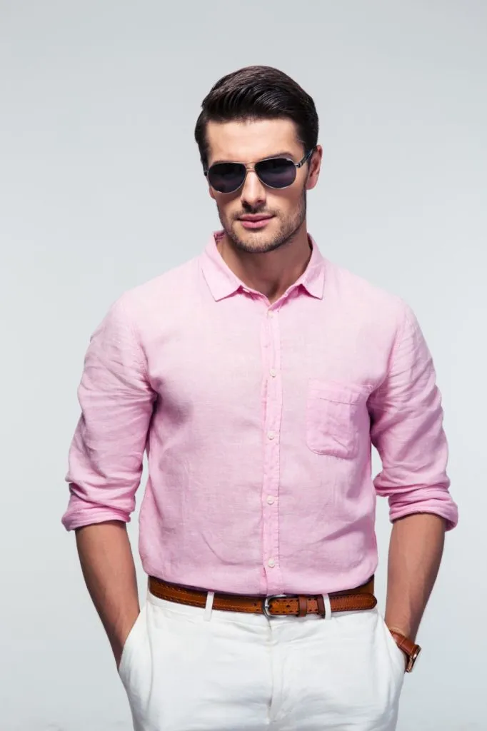 Розовая рубашка, белые брюки и коричневые аксессуары - идеальный комплект для любого случая!