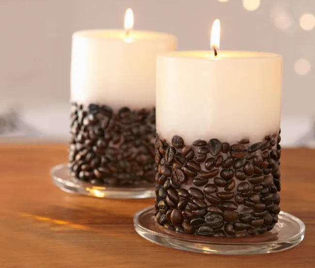 Свеча, украшенная кофейными зернами