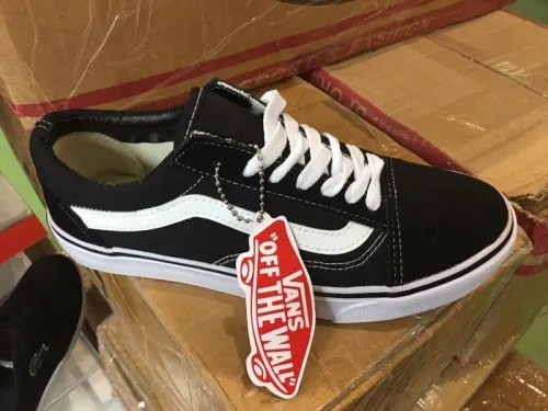 Лейбл кроссовок Vans