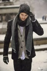 Стоит ли носить мужской шарф: преимущества и недостатки
