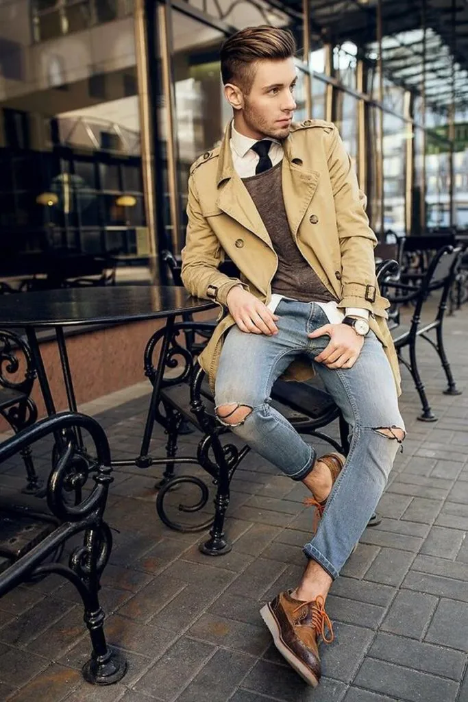 Комбинация пальто и джинсов.